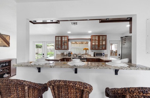 Poinsettia Heights House | Minutes to beaches and downtown- 3 bed house- coastal tropical living