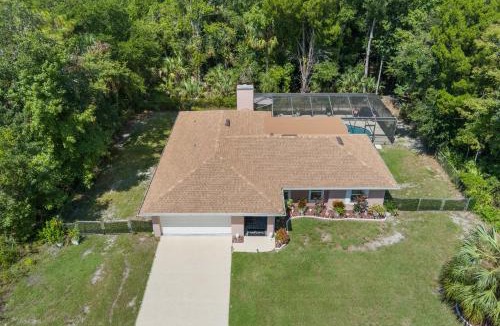 Crystal River House | Minutes to boat ramps and beach and private pool!