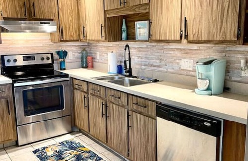 Caloosahatchee House | Minutes to Downtown Cape Coral and Walk to Jaycee Park
