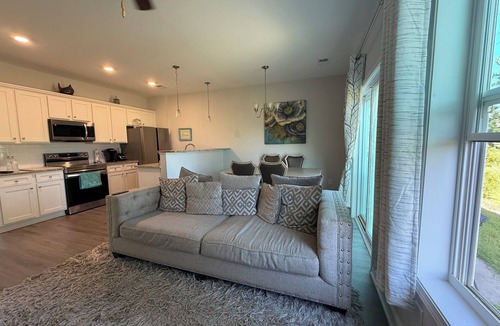 Huntcliff House | Minutes to Fort Jackson! Family Friendly 3-bed Townhome - Sleeps 5 w/King Bed