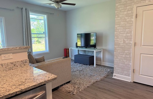 Huntcliff House | Minutes to Fort Jackson! Family Friendly 3-bed Townhome - Sleeps 5 w/King Bed