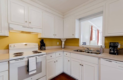 Hopkins House | Minutes to Fort Jackson- Stay at the Breeze on Inn
