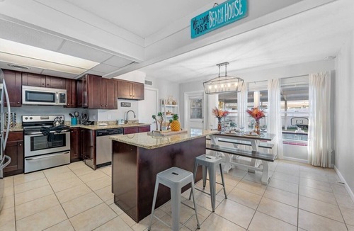 Walsingham House | Minutes to Indian Rocks Beach Heated Pool Sleeps12