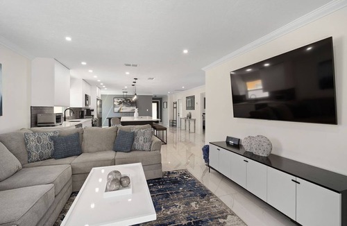 Naples Park House | Minutes to the beach!