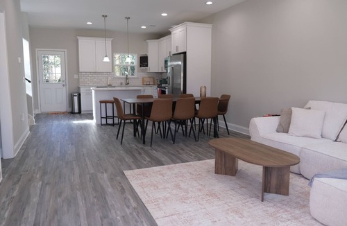 Ponderosa - Wingate House | Minutes to Uptown & Airport Modern 4BR Home in Charlotte