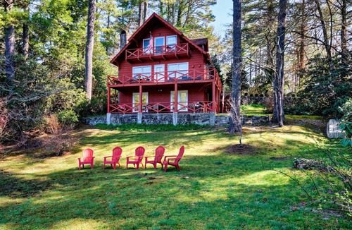 Mirror Lake House | Mirror Lake Retreat - Walk to Town!