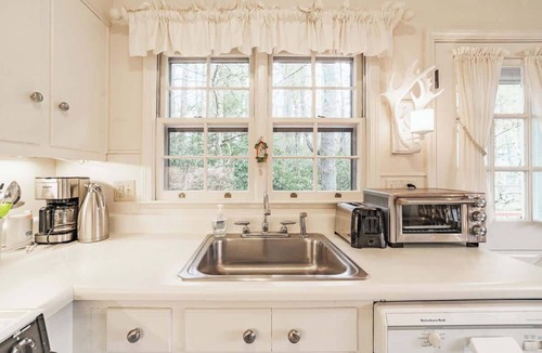 Mirror Lake Ski Chalet | Mirror Lake Retreat | Walk to Town!
