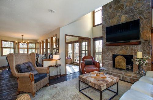Ashley Oaks House | Misty Lake Hot Tub w Lake Access