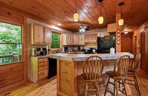 Maggie Valley Cabin | Misty Mountain Manor-Beautiful View! Hot Tub