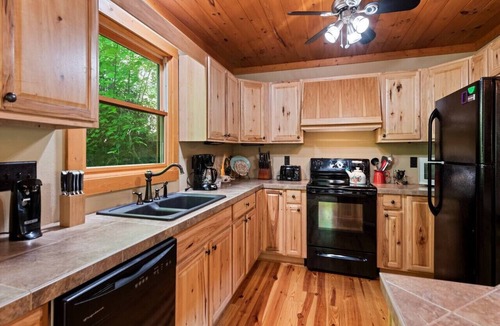Maggie Valley Cabin | Misty Mountain Manor-Beautiful View! Hot Tub