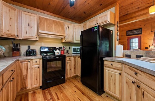 Maggie Valley Cabin | Misty Mountain Manor-Beautiful View! Hot Tub