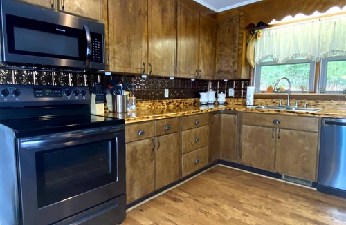 Sylva House | Mnt View Cottage. Calm, comfortable and clean