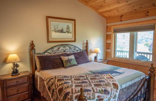 West Jefferson House | Mnt Views, Fire Pit, Hot Tub, Fishing Pond, Sleeps 6
