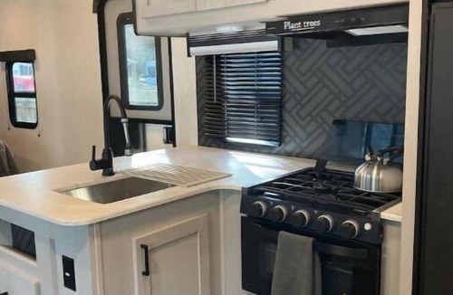 Inverness House | Modern 1 bedroom Camper/RV with free parking!