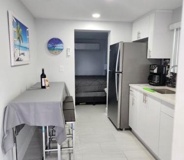 Delray Beach Apartment | Modern 1 bedroom Vacation apartment with Pool C