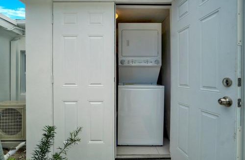 Delray Beach Apartment | Modern 1 bedroom Vacation apartment with Pool C