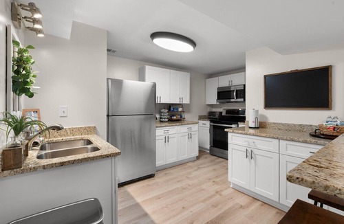 Acworth Condo | Modern 1 BR Basement Suite Near LakePoint & KSU