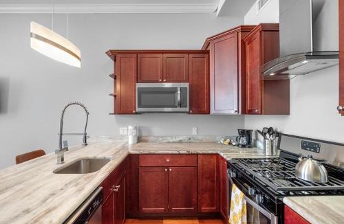 Olde Kensington Apartment | Modern 1BR with Rooftop Pool & Gym
