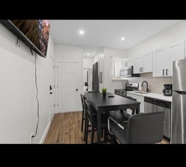 Primos Secane Apartment | Modern 2 bedroom 1 bath unit 2 Near Airport, Xfinity Arena and Eagles Stadium