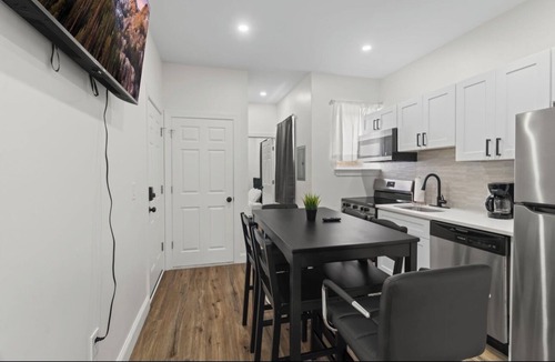 Primos Secane House | Modern 2 Bedroom 1 Bath Unit 2 Near Airport, Xfinity Arena And Eagles Stadium