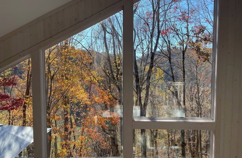 Lansing House | Modern 2-bedroom mountain house in brilliant Lansing