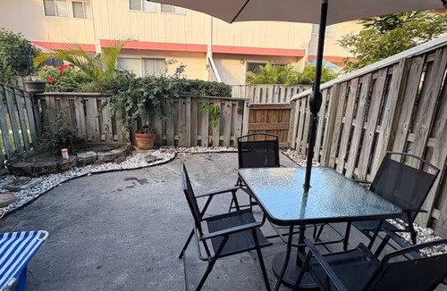 Greater Pinellas Point Condo | Modern 2 Story Condo w/Pool & Free Parking - 10 min Downtown St Petersburg