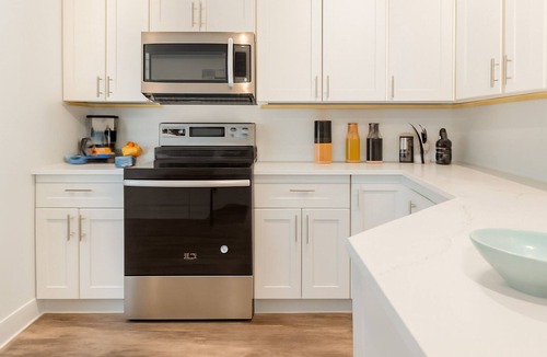 Kensington Apartment | Modern 2BD 2BA Queen Bed Work Desk WiFi W/D.