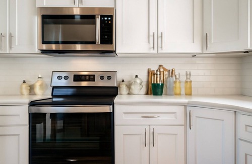 Kensington Apartment | Modern 2BD 2BA Queen Bed Work Desk WiFi W/D.