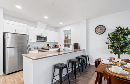Hackensack River Waterfront Apartment | Modern 2BR 2BA Condo Sleeps 8 with Gym Laundry 20 Min to NYC