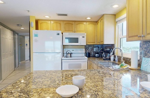 Treasure Island Condo | Modern 2Br/2Ba Beachfront Condo with an Incredible View. Amenities, Pool, Beautiful Beach