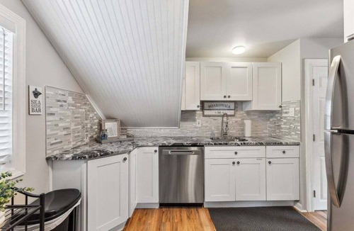 Wildwood Crest Condo | Modern 2BR Condo with Deck Short Walk to Beach!