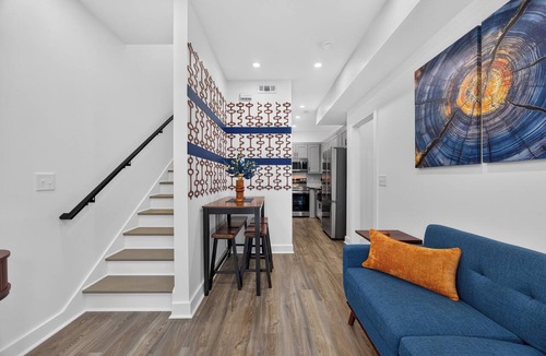 Union City House | Modern 2BR Getaway - Sleeps 6 Coffee Shop EV Charger Easy Airport Access