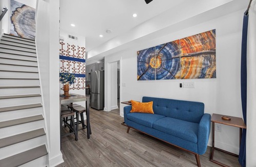 Union City House | Modern 2BR Getaway - Sleeps 6 Coffee Shop EV Charger Easy Airport Access