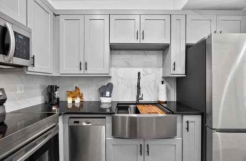 Union City House | Modern 2BR Getaway - Sleeps 6 Coffee Shop EV Charger Easy Airport Access