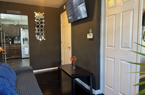 Hillside Apartment | Modern 2BR Near EWR - King Bed - Laundry - Fast Wi-Fi -Sleeps 5