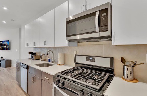 Olde Kensington Apartment | Modern 2BR Sleeps 6 | Near Liberty Bell Philly