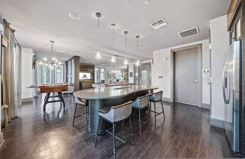 Courier City - Oscawana Apartment | Modern 2BR w Pool Pet-friendly Unit 19