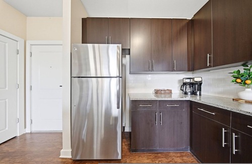 Courier City - Oscawana Apartment | Modern 2BR w Pool Pet-friendly Unit 19