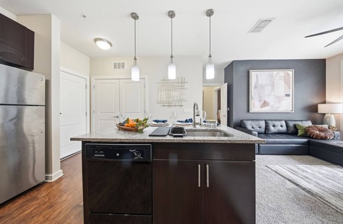 Courier City - Oscawana Apartment | Modern 2BR w Pool Pet-friendly Unit 21