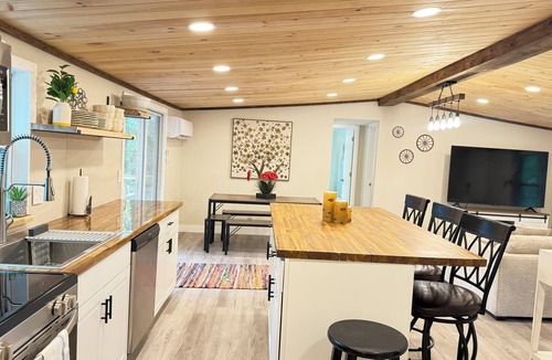 Lake City House | Modern 3 Bdrm Cottage Retreat by the Springs