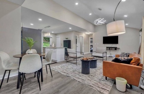 Southwestern House | Modern 3 Bedroom/3 Bathroom ATL Retreat!