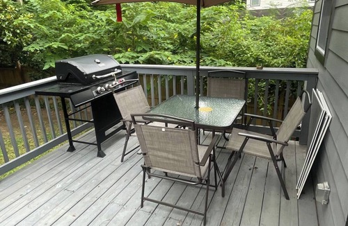 Pittsburgh House | Modern 3-bedroom house with hot tub and backyard near downtown Atlanta.