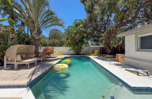 Walsingham House | Modern 3 Bedroom Retreat with Pool & Fire Pit