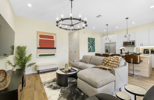 Pinecrest West Park House | Modern 3-Bedroom Tampa Retreat