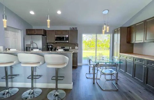North Port House | Modern 3BR 2 BathFreeWifi WarmMineralSpring EV lvl 2 chargerwith tesla adapter