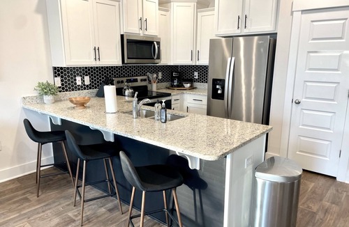 Pine Forest House | Modern 3BR Townhome w/Pool | Downtown & Beaches!
