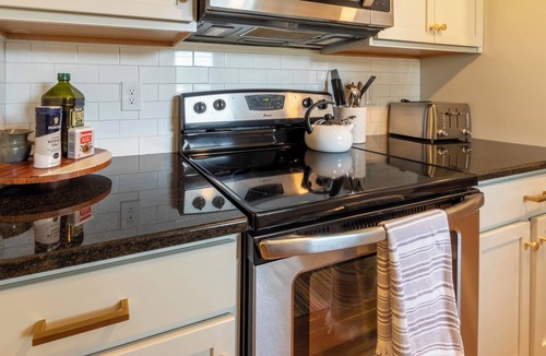 Athens House | Modern 4 BDR Home Minutes to UGA Campus and Downtown Bars, Shopping, & Dining
