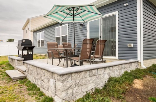 Camden House | Modern 4 bdr with King size bed Patio and Late Checkout!