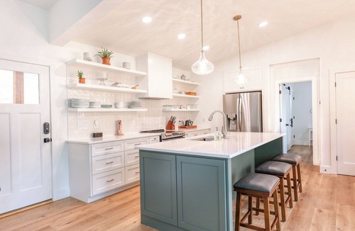 Rabun Gap House | Modern 4 bedrm/3 bath house in Blue Ridge mountains with hot tub/outdoor shower