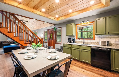 Wears Valley Cabin | Modern 4-bedroom Cabin w/Hot Tub/Game Room/Fire Pit/Backyard